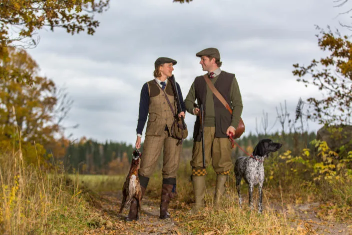 Två jägare och en hund i höstlandskap – originalhemsidans bild för jägarexamen